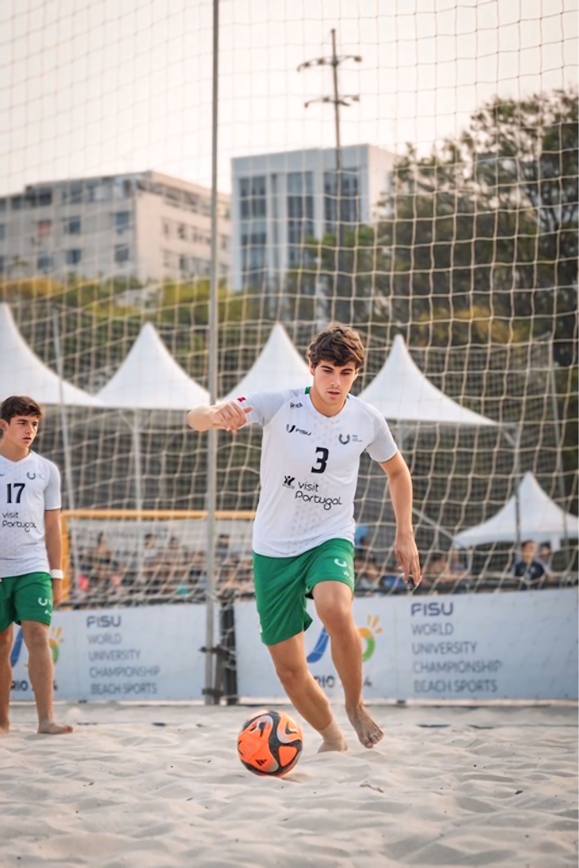 Afonso Mendes a jogar futebol de praia