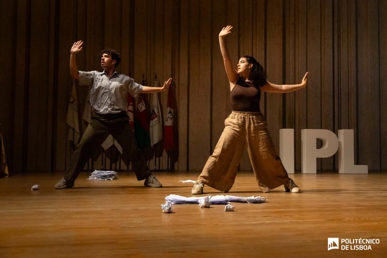Performance artística da Escola Superior de Dança (ESD), com o dueto em cocriação e interpretação de Carolina Rocha e Raphael Couto